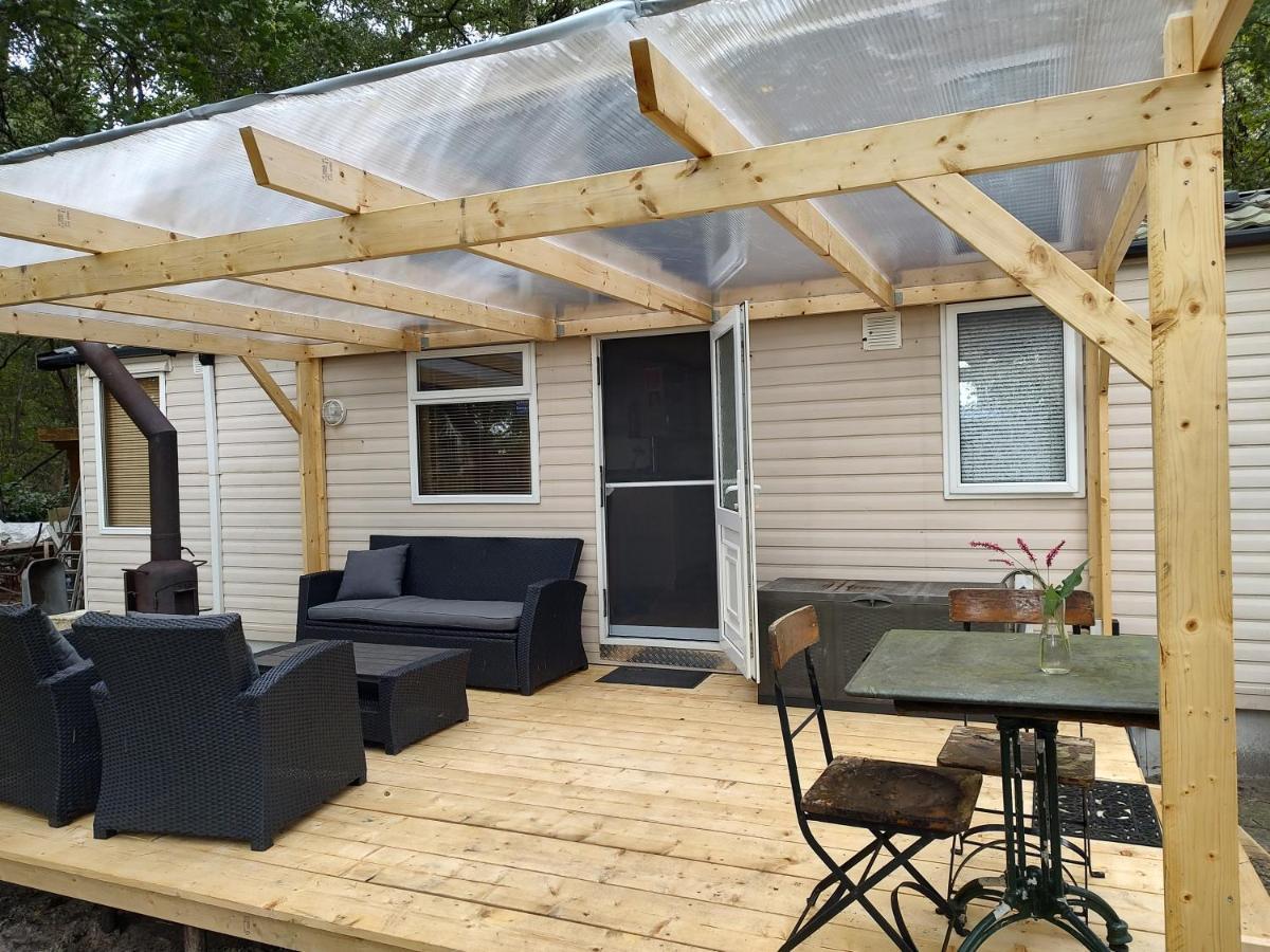 Chalet Met Veranda Aan Bosrand Vledder 外观 照片