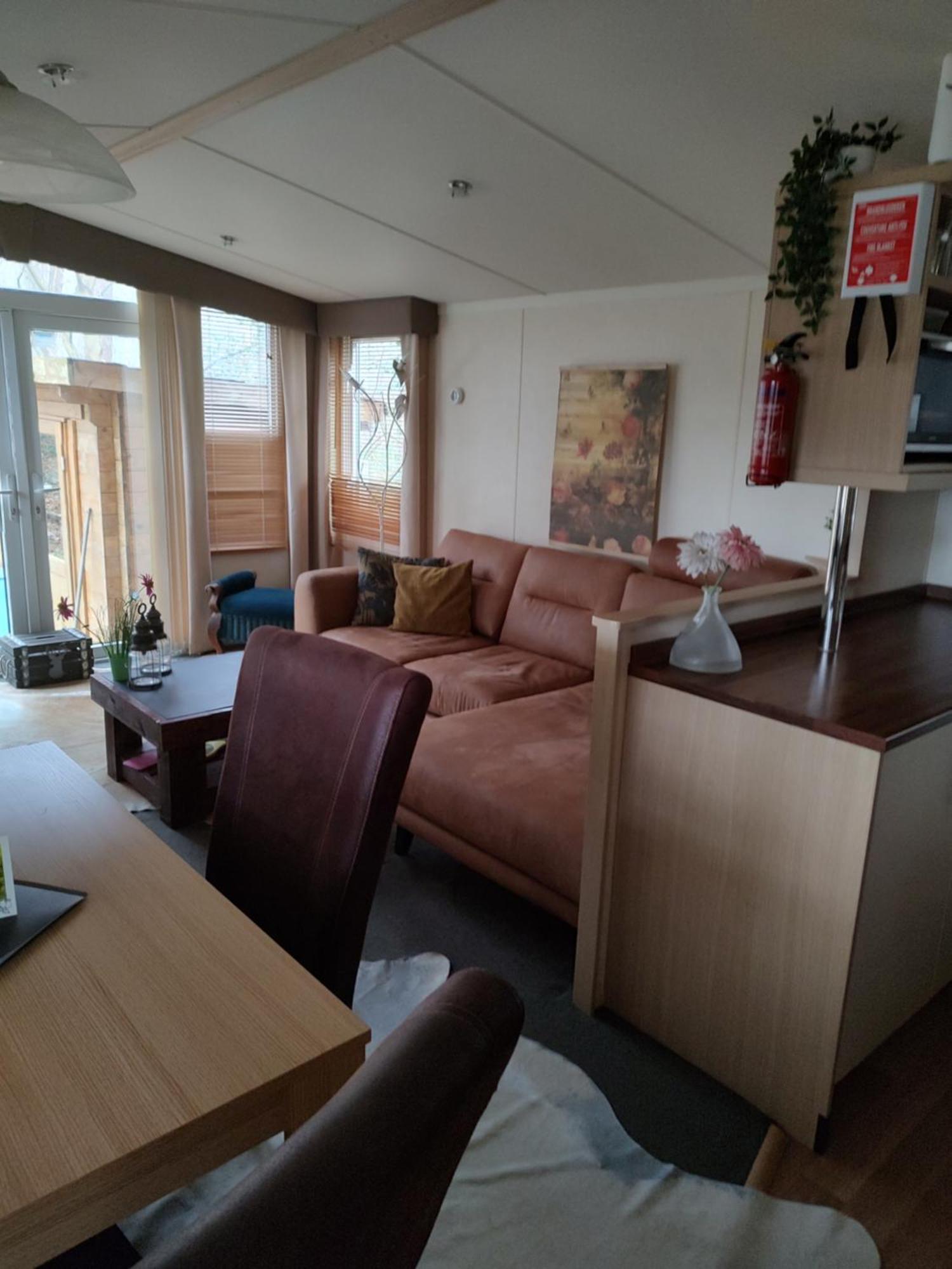 Chalet Met Veranda Aan Bosrand Vledder 外观 照片